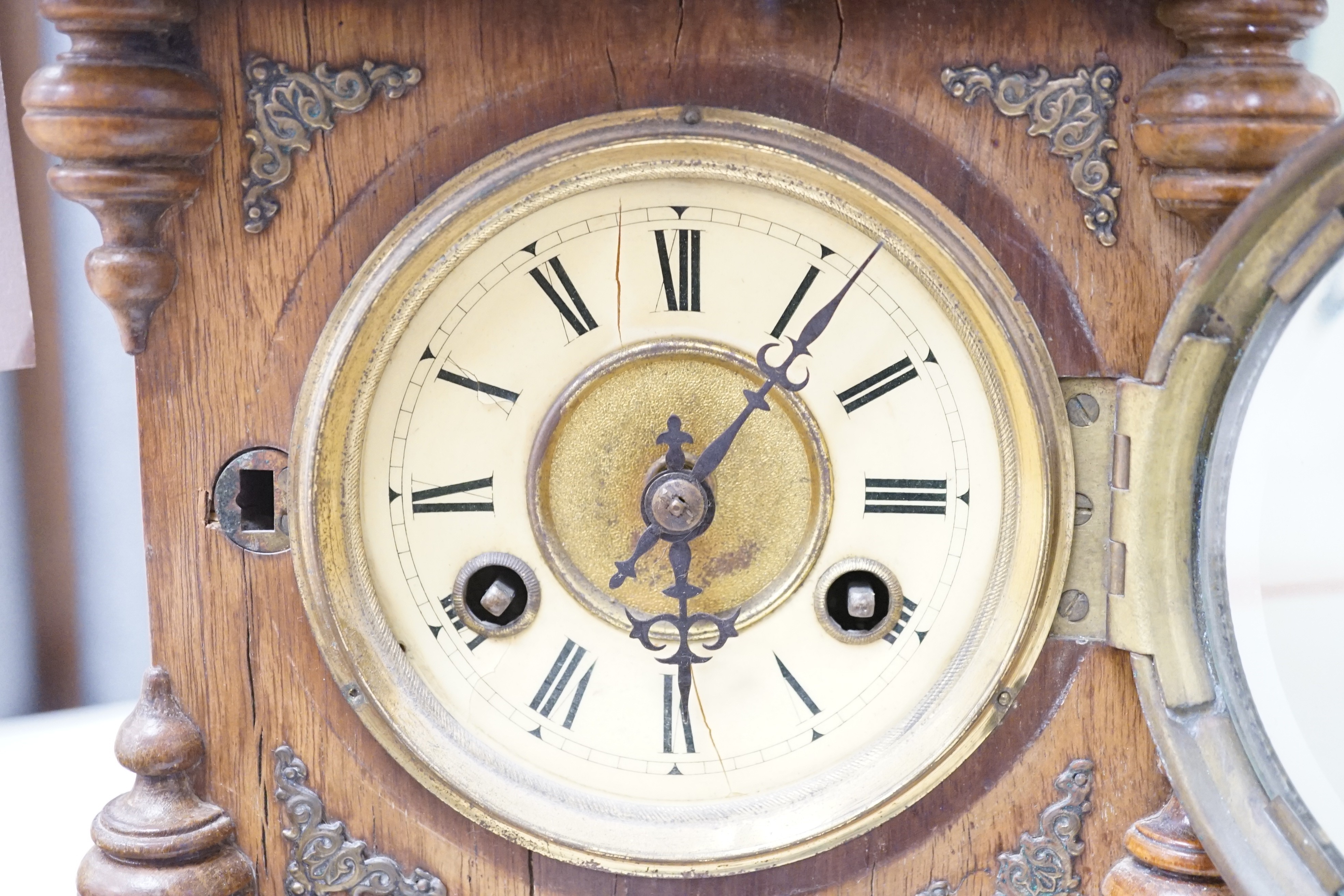 A German Black Forest mantel clock with pendulum 34.5cm